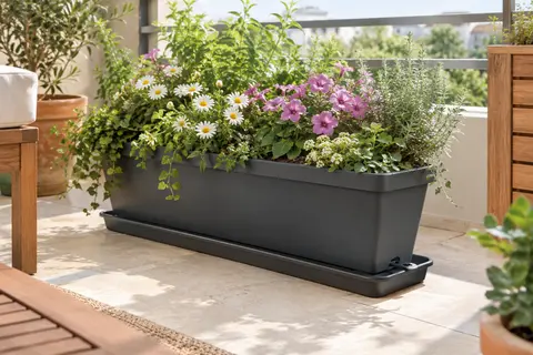 Soucoupe rectangulaire anthracite sous une jardinière fleurie sur un balcon lumineux