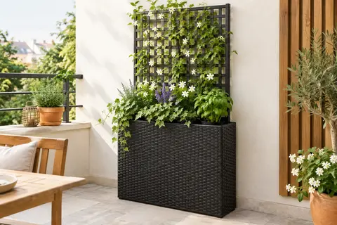 Jardinière verticale en polyrotin avec trois pots et treillis, garnie de plantes sur un balcon
